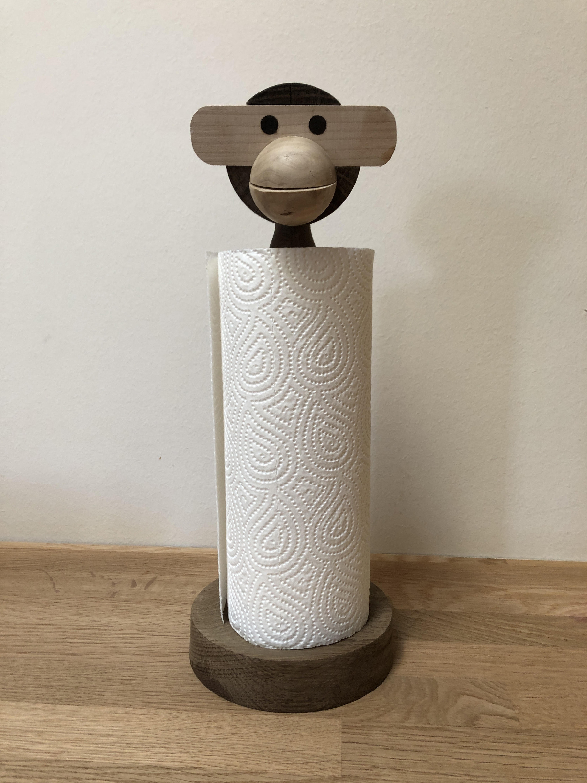 Magnetic kitchen roll holder