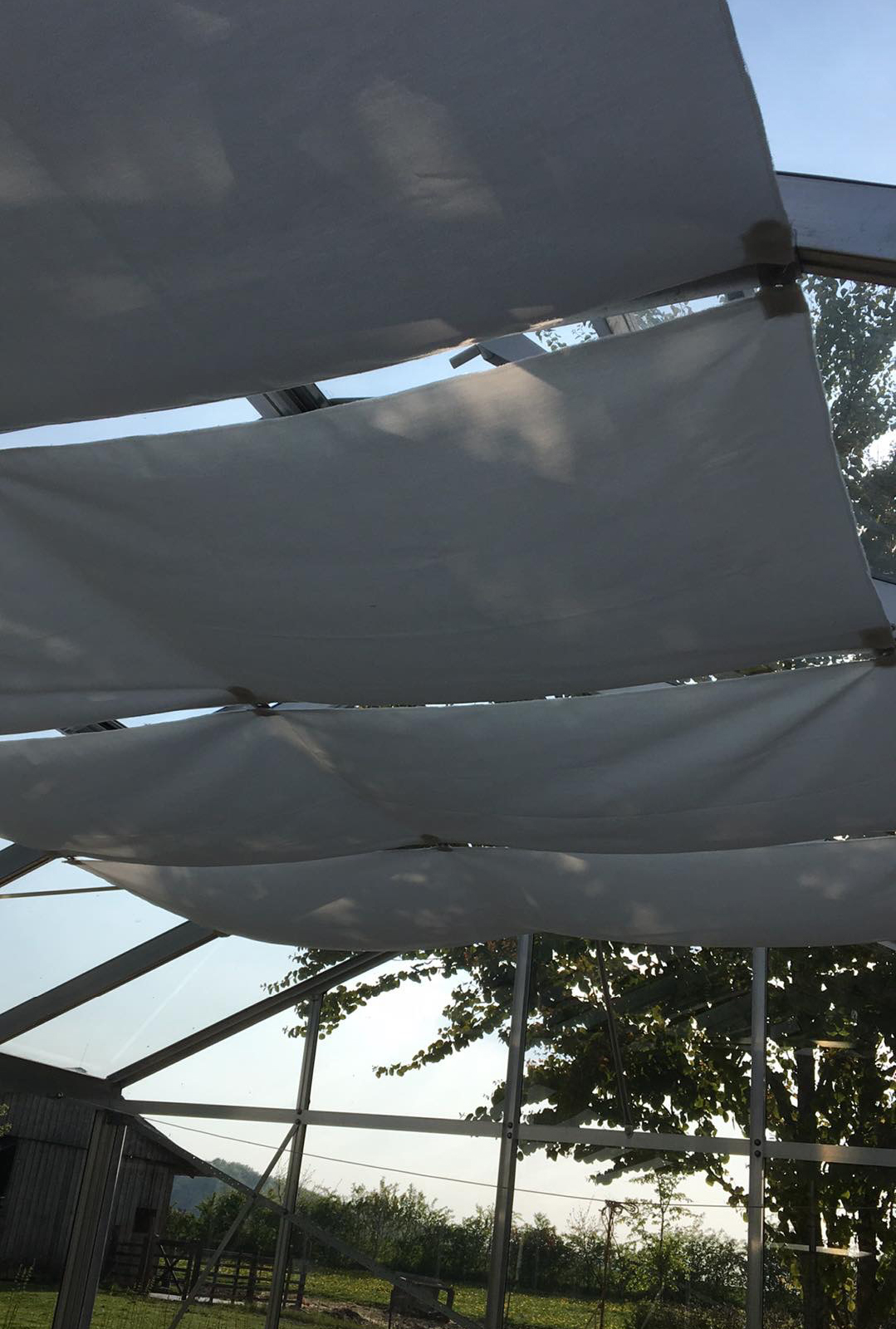 Solseglen är monterade med hjälp av magneter