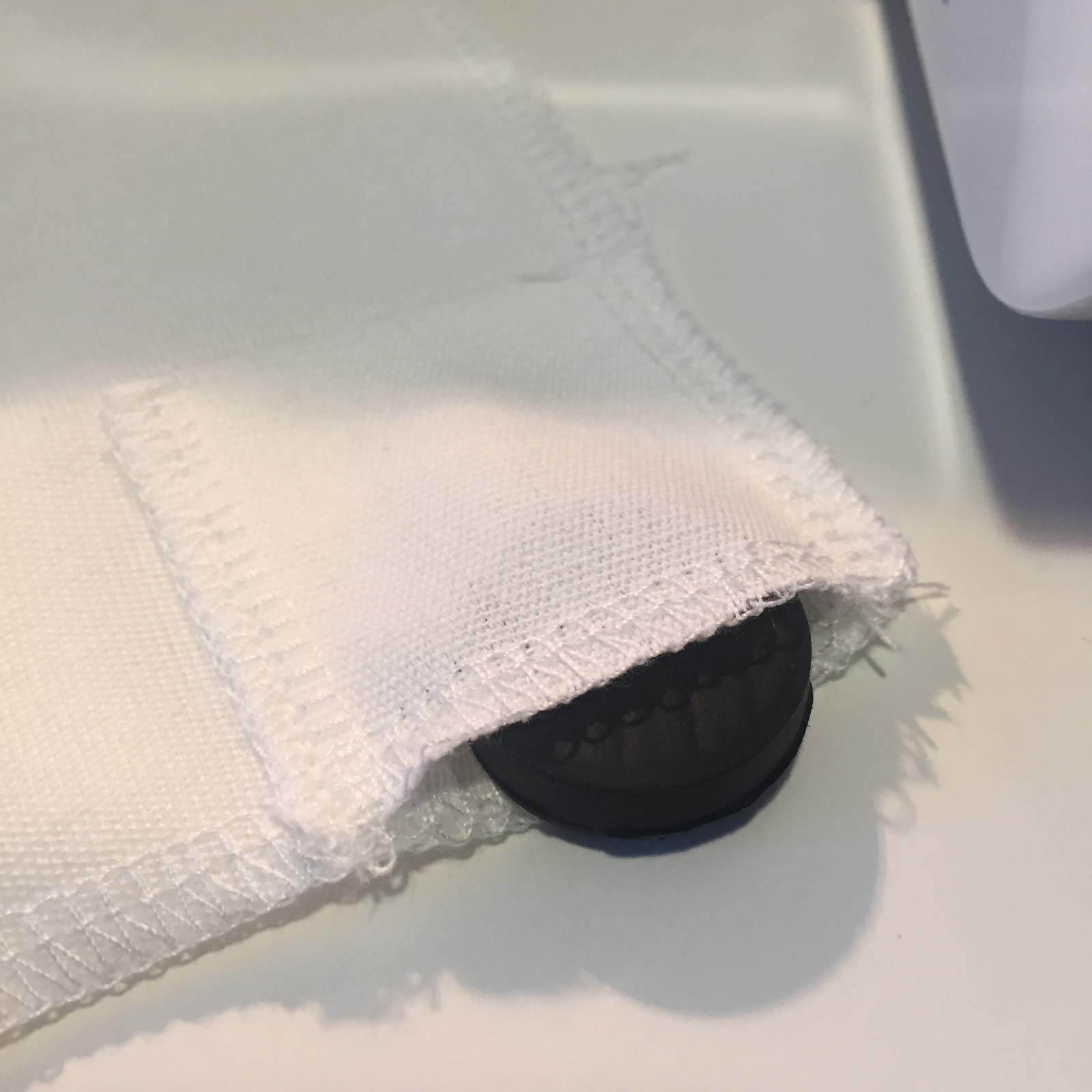 Fickan i ett solsegel där magneten ligger